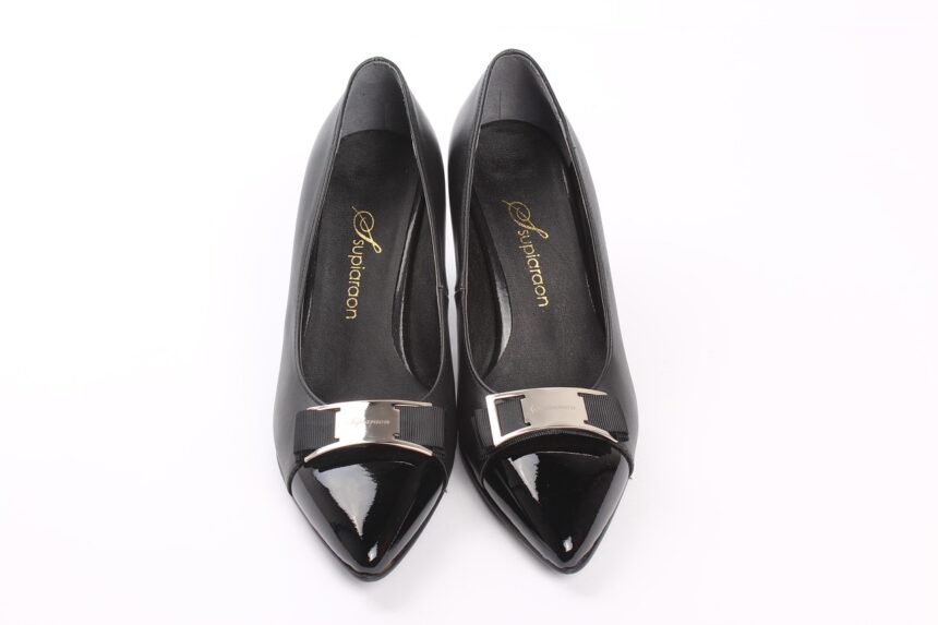 621hjmit-black-shoes-589195_1280 Zakupy butów online często zaczynają się od wahania. Dopasowanie może być niepewne. Jakość trudno ocenić na ekranie. Styl może wyglądać idealnie na zdjęciach, ale w rzeczywistości prezentuje się inaczej. ButyRaj.pl podchodzi do tych kwestii dzięki ustrukturyzowanemu, zorientowanemu na klienta modelowi, który łączy świadomość trendów, praktyczne strategie i szeroki wybór obuwia. Jako polski sklep internetowy z wieloletnim doświadczeniem, zmienia oczekiwania dotyczące wygody i pewności siebie w cyfrowych zakupach obuwia.