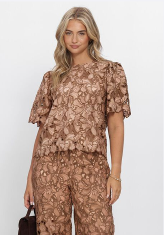 Outfit met geprint top en broek in gedempte bruintinten
