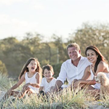 Nu het moderne leven steeds drukker en verbondener wordt, zijn veel mensen op zoek naar vakanties waarin ze tot rust kunnen komen, quality time kunnen doorbrengen met dierbaren en weer in contact kunnen komen met de natuur. RCN.nl is een vertrouwde bestemming geworden voor reizigers die precies dat zoeken. Met een verzameling vakantieparken in prachtige natuurlijke omgevingen in Nederland, Frankrijk en Duitsland biedt RCN onvergetelijke vakantie-ervaringen die comfort, recreatie en buitenavontuur combineren. RCN staat bekend om het creëren van gezinsvriendelijke vakantieomgevingen waar gasten kunnen genieten van ontspannende accommodaties, spannende activiteiten en gastvrije gemeenschappen. Of bezoekers nu de voorkeur geven aan kamperen onder de sterren, verblijven in een gezellig vakantiehuis of genieten van een luxe glamping-ervaring, RCN biedt een breed scala aan opties die zijn ontworpen voor verschillende reisstijlen en budgetten.