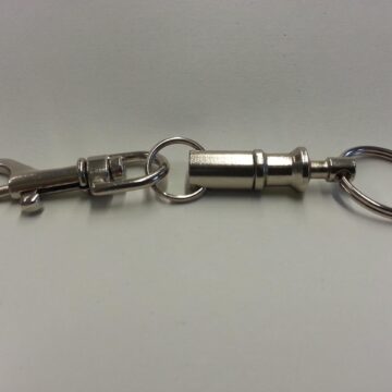 keychain-969763_1280 Personalizacja stała się domyślną obietnicą w nowoczesnych prezentach, jednak często kończy się na powierzchownej personalizacji. Imiona dodawane pospiesznie, czcionki dobierane losowo, przedmioty zaprojektowane tak, by od razu na nie spojrzeć, a potem o nich zapomnieć. 262.pl podchodzi do tego tematu inaczej. Stworzony jako polski sklep internetowy skoncentrowany na grawerowaniu, traktuje personalizację nie jako ulepszenie, ale jako fundament samego produktu. Rezultatem jest katalog przedmiotów codziennego użytku, zaprojektowanych do użytku, noszenia i przechowywania, z których każdy, dzięki przemyślanemu projektowi i trwałym materiałom, dyskretnie przekształca się w pamiątkę.