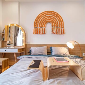 Współczesne wnętrza coraz częściej opierają się na subtelnych elementach architektonicznych, a nie wyłącznie na dekoracji. Światło, proporcje i dobór materiałów mają obecnie duży wpływ na emocje w przestrzeni. Alfaram, polska marka specjalizująca się w lustrach na wymiar i zintegrowanych rozwiązaniach oświetleniowych, działa właśnie w tej dziedzinie. Jej prace łączą funkcjonalność z powściągliwością, oferując produkty, które kształtują charakter wnętrz, a nie tylko ich wygląd. Podczas gdy lustra produkowane masowo często działają na zasadzie „dodatku”, Alfaram traktuje je jako celowe elementy projektu. Każdy projekt zaczyna się od zrozumienia, że ​​lustro może wzmacniać światło, definiować rytm przestrzeni i dyskretnie podkreślać tożsamość wnętrza.