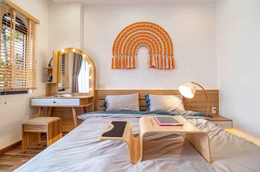 Współczesne wnętrza coraz częściej opierają się na subtelnych elementach architektonicznych, a nie wyłącznie na dekoracji. Światło, proporcje i dobór materiałów mają obecnie duży wpływ na emocje w przestrzeni. Alfaram, polska marka specjalizująca się w lustrach na wymiar i zintegrowanych rozwiązaniach oświetleniowych, działa właśnie w tej dziedzinie. Jej prace łączą funkcjonalność z powściągliwością, oferując produkty, które kształtują charakter wnętrz, a nie tylko ich wygląd. Podczas gdy lustra produkowane masowo często działają na zasadzie „dodatku”, Alfaram traktuje je jako celowe elementy projektu. Każdy projekt zaczyna się od zrozumienia, że ​​lustro może wzmacniać światło, definiować rytm przestrzeni i dyskretnie podkreślać tożsamość wnętrza.