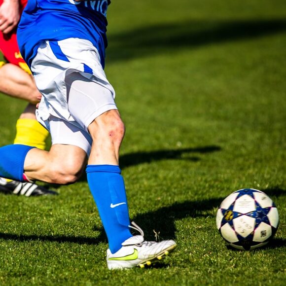 Sportroom: Twoje miejsce dla sportu, stylu i wydajności W dzisiejszym świecie sport to coś więcej niż tylko aktywność fizyczna — to część codziennego życia. Od treningów i przygód na świeżym powietrzu po casualowe stylizacje uliczne, nowoczesna odzież sportowa łączy funkcjonalność z modą. Sportroom łączy to wszystko w jednym miejscu, oferując szeroki wybór butów, ubrań i akcesoriów sportowych od uznanych na całym świecie marek. Niezależnie od tego, czy szukasz sprzętu sportowego, czy codziennego komfortu, Sportroom zapewnia jakość, różnorodność i wartość.