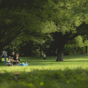 In de drukke wereld van vandaag zijn veel mensen op zoek naar vakanties die meer bieden dan alleen een verandering van locatie. Ze willen ruimte om te ontspannen, tijd met familie, toegang tot de natuur en mogelijkheden om te genieten van zinvolle buitenervaringen. RCN.nl biedt precies dat door gastvrije vakantieparken aan te bieden waar gasten kunnen genieten van comfort, recreatie en prachtige natuur. RCN staat bekend om haar vakantieparken in Nederland, Frankrijk en Duitsland. Deze bestemmingen zijn ontworpen voor gezinnen, stelletjes, groepen en natuurliefhebbers die willen ontsnappen aan de dagelijkse routine en willen genieten van een verfrissende vakantie-ervaring. Of gasten nu de voorkeur geven aan kamperen, verblijven in een vakantiehuis of kiezen voor een comfortabelere glamping-optie, RCN.nl biedt flexibele accommodatiekeuzes voor verschillende reisstijlen.