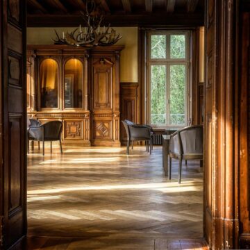 Verlichting speelt een cruciale rol in moderne huizen, bedrijven en commerciële omgevingen. Naast eenvoudige verlichting beïnvloedt verlichting ook de stemming, productiviteit, comfort en het interieurontwerp. Terwijl energie-efficiënte technologieën zich blijven ontwikkelen, is LED-verlichting een van de meest populaire keuzes geworden voor zowel consumenten als professionals. Onder de toonaangevende aanbieders van LED-verlichtingsoplossingen in Nederland heeft Ledstripkoning.nl een sterke reputatie opgebouwd met het aanbieden van hoogwaardige LED-strips, slimme verlichtingsproducten en op maat gemaakte verlichtingsoplossingen voor een breed scala aan toepassingen. Bekend om haar uitgebreide productaanbod, technische expertise en klantgerichte service, helpt Ledstripkoning.nl particulieren en bedrijven bij het creëren van aantrekkelijke, functionele en energiezuinige verlichtingsomgevingen. Of klanten nu een woonkamer willen verfraaien, een werkruimte willen verlichten, een winkel willen upgraden of unieke decoratieve effecten willen creëren, het bedrijf biedt producten die zijn ontworpen om aan de moderne verlichtingsbehoeften te voldoen.
