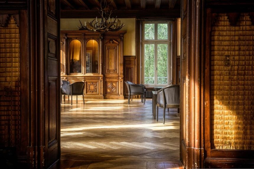 Verlichting speelt een cruciale rol in moderne huizen, bedrijven en commerciële omgevingen. Naast eenvoudige verlichting beïnvloedt verlichting ook de stemming, productiviteit, comfort en het interieurontwerp. Terwijl energie-efficiënte technologieën zich blijven ontwikkelen, is LED-verlichting een van de meest populaire keuzes geworden voor zowel consumenten als professionals. Onder de toonaangevende aanbieders van LED-verlichtingsoplossingen in Nederland heeft Ledstripkoning.nl een sterke reputatie opgebouwd met het aanbieden van hoogwaardige LED-strips, slimme verlichtingsproducten en op maat gemaakte verlichtingsoplossingen voor een breed scala aan toepassingen. Bekend om haar uitgebreide productaanbod, technische expertise en klantgerichte service, helpt Ledstripkoning.nl particulieren en bedrijven bij het creëren van aantrekkelijke, functionele en energiezuinige verlichtingsomgevingen. Of klanten nu een woonkamer willen verfraaien, een werkruimte willen verlichten, een winkel willen upgraden of unieke decoratieve effecten willen creëren, het bedrijf biedt producten die zijn ontworpen om aan de moderne verlichtingsbehoeften te voldoen.